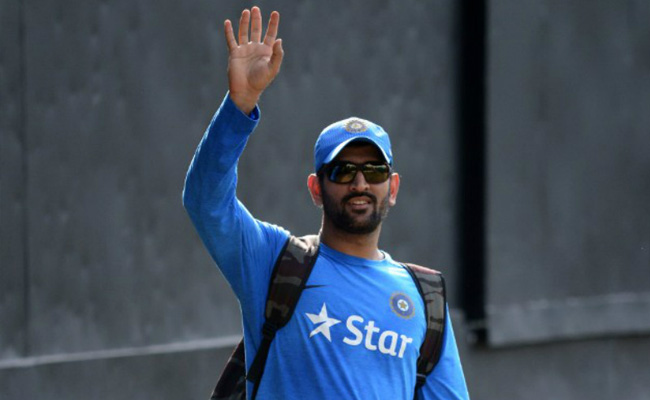 'चैंपियन' धोनी को कभी नज़रअंदाज़ ना करें, रिकी पॉन्टिंग ने दी चेतावनी