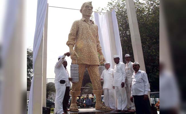 Mumbai Pays Tribute To <i>Dabbawalas</i> With A Glittering Statue