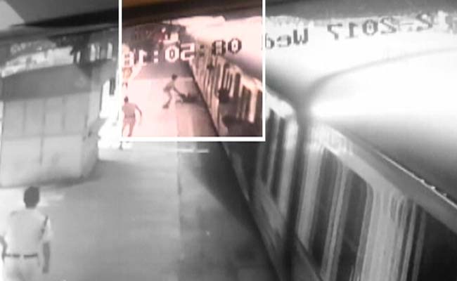 चलती ट्रेन पर चढ़ने की कोशिश में गिर पड़ा यात्री, RPF जवान की मुस्तैदी से बाल-बाल बची जान