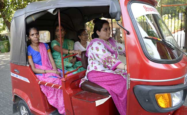 ये हैं छाया मोहिते, ऑटो रिक्शा का हैंडल थामा और एक्सीलेटर देते हुए निकल पड़ी फुर्र...