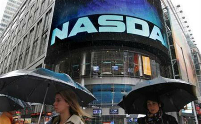 Nasdaq Falls With Dollar, Oil Rises; Earnings, Fed In Focus
