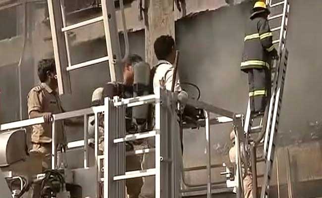 नोएडा में LED बल्ब बनाने वाली फैक्टरी में भीषण आग, 6 शव बरामद