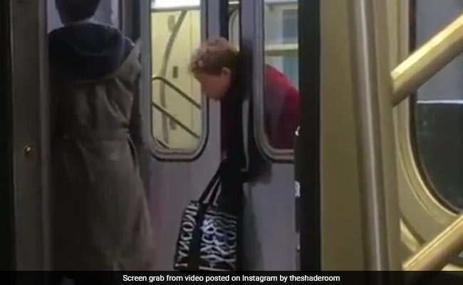 वीडियो : न्यूयॉर्क में महिला का आधा शरीर ट्रेन से बाहर, मदद के लिए कोई आगे नहीं आया
