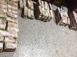 पुलिस पहुंची अपहरण के मामले में तलाशी के लिए, मिला बंद हो चुके नोटों का भंडार पुलिस पहुंची अपहरण के मामले में तलाशी के लिए, मिला बंद हो चुके नोटों का भंडार