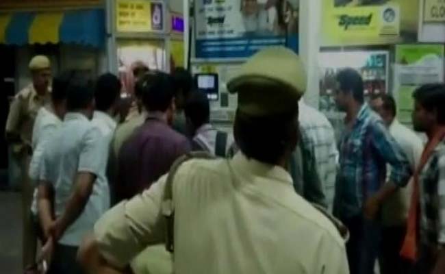 बिहार: हथियारबंद बदमाशों ने पेट्रोल पंप से 12 लाख रुपये लूटे, पंपकर्मियों के साथ मारपीट