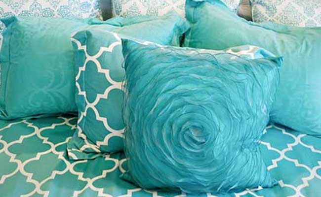 जानें, इस दिन क्यों दुनिया भर में एक-दूसरे को तकिया से मारते हैं लोग