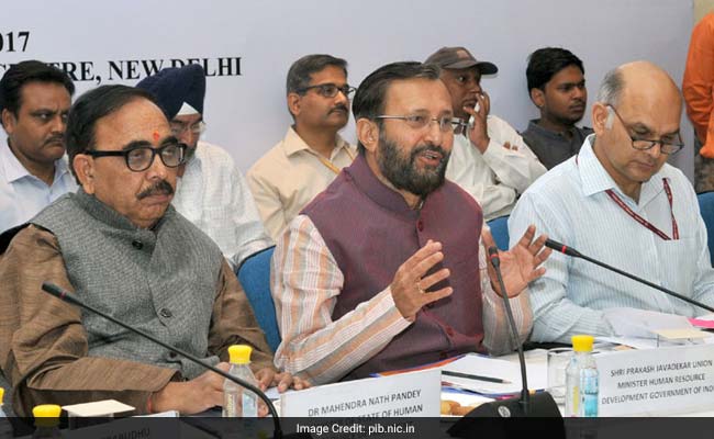 स्कूलों के शिक्षकों एवं छात्रों की उपस्थिति दर्ज कराने की नई पहल, टैब के जरिये रखी जाएगी नजर