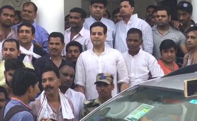 सहारनपुर मामला : बीजेपी सांसद ने कहा- एसएसपी नालायक है, उसे हटवा दूंगा सहारनपुर मामला : बीजेपी सांसद ने कहा- एसएसपी नालायक है, उसे हटवा दूंगा