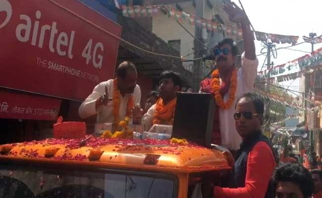 MCD चुनाव : प्रचार के लिए मैदान में उतरे फिल्मी सितारे, रविकिशन ने बीजेपी के लिए मांगे वोट MCD चुनाव : प्रचार के लिए मैदान में उतरे फिल्मी सितारे, रविकिशन ने बीजेपी के लिए मांगे वोट