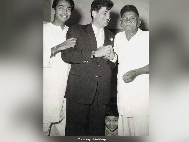Rishi Kapoor Ko Dhoondte Reh Jaoge In Old Pic Of Father Raj Kapoor