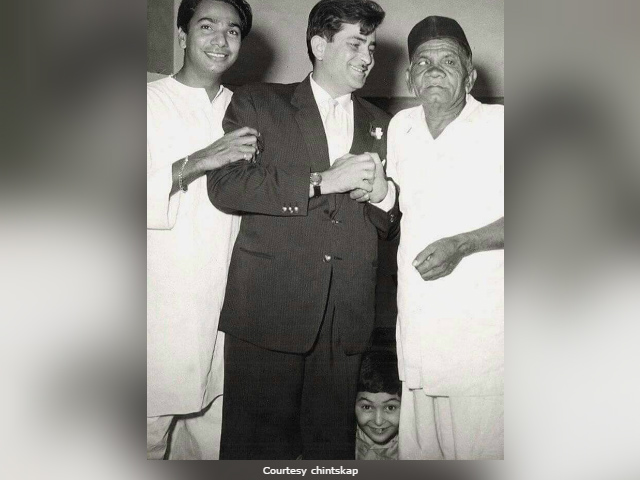 Rishi Kapoor <I>Ko Dhoondte Reh Jaoge</i> In Old Pic Of Father Raj Kapoor