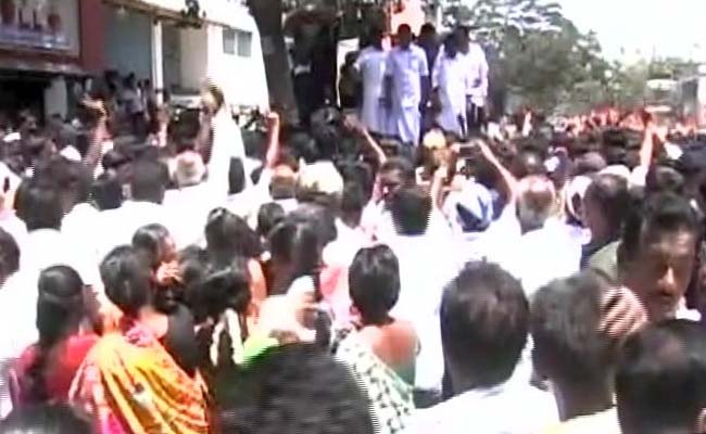 तमिलनाडु के मंत्री पर छापे के बाद टैक्स अधिकारियों का आरोप : आरके नगर के वोटरों को बांटे गए 80 करोड़ रुपये