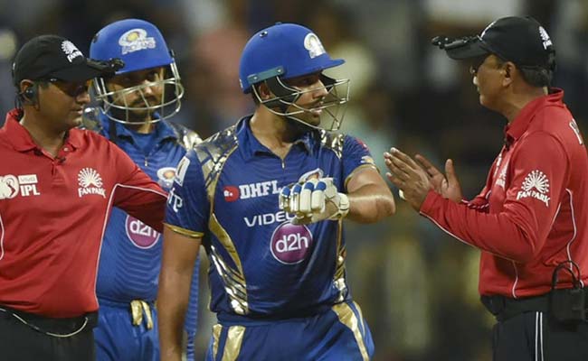 IPL 10 : क्रिकेटर रोहित शर्मा को महंगा पड़ा अंपायर के सामने 'गर्म' होना, मिली यह सजा...