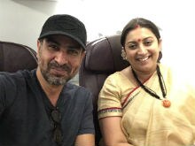 Ronit Roy Meets <i>Kyunki Saas Bhi Kabhi Bahu Thi</i> Co-Star Smriti Irani On A Flight