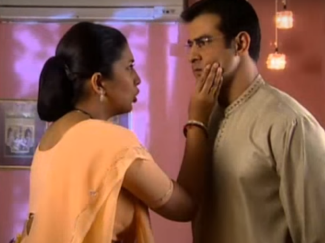 Ronit Roy Meets <i>Kyunki Saas Bhi Kabhi Bahu Thi</i> Co-Star Smriti Irani On A Flight