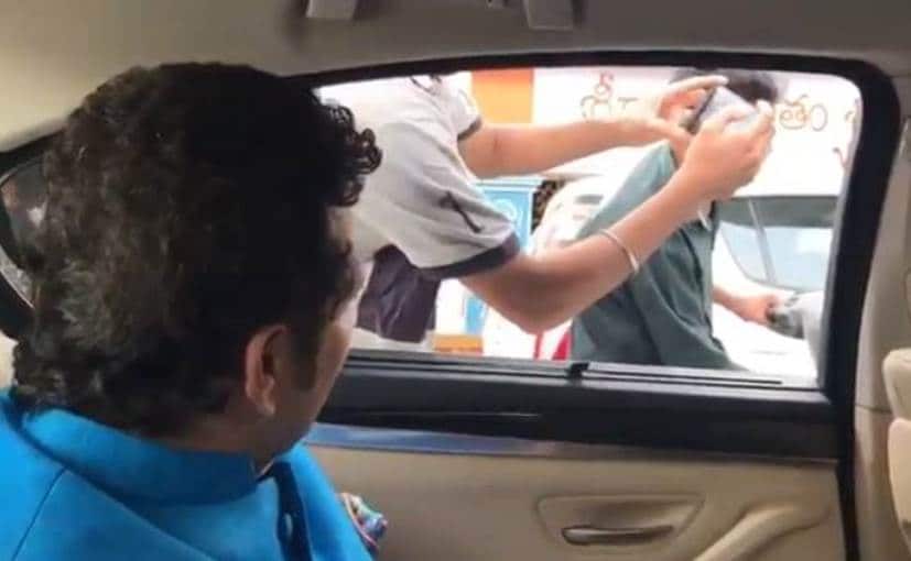Tendulkar gives on-road helmet lessons tn Hyderabadis
