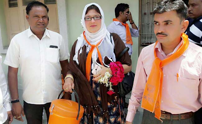 अहमदाबाद में सफाई का भी भगवाकरण, एक विधायक बांट रहे भगवा डस्टबीन