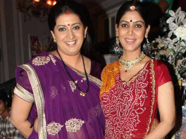 <i>Kahaani</i> Reunion <i>Ki</i>: Smriti Irani, Sakshi Tanwar Took A Selfie With Ekta Kapoor