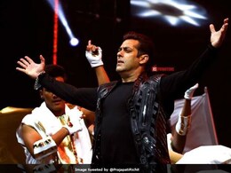 'ट्यूबलाइट' के ट्रेलर से पहले सलमान खान का सरप्राइज, मराठी फिल्म में गा रहे हैं गाना 'ट्यूबलाइट' के ट्रेलर से पहले सलमान खान का सरप्राइज, मराठी फिल्म में गा रहे हैं गाना