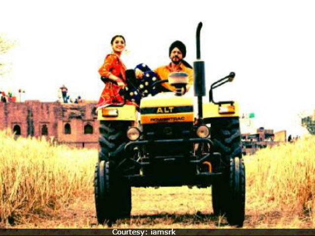 Shah Rukh Khan And Anushka Sharma In The <i>'Lehraate Khet'</i> Of Punjab