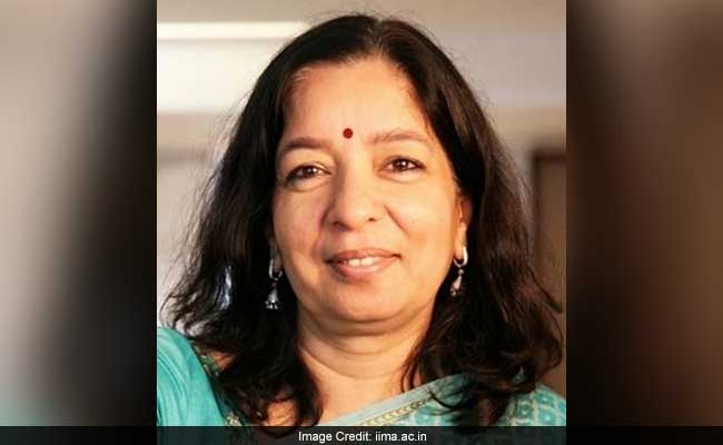 एक्सिस बैंक की प्रमुख शिखा शर्मा के कार्यकाल में कटौती