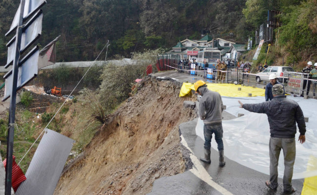 Landslide Blocks Shimla-Kalka National Highway, Hundreds Of Vehicles Stranded