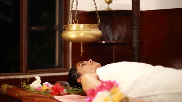 रातभर नींद नहीं आती, सिर फटता है? बिना दवा अनिद्रा-माइग्रेन पर असरदार है शिरोधारा, जानें सही तरीका