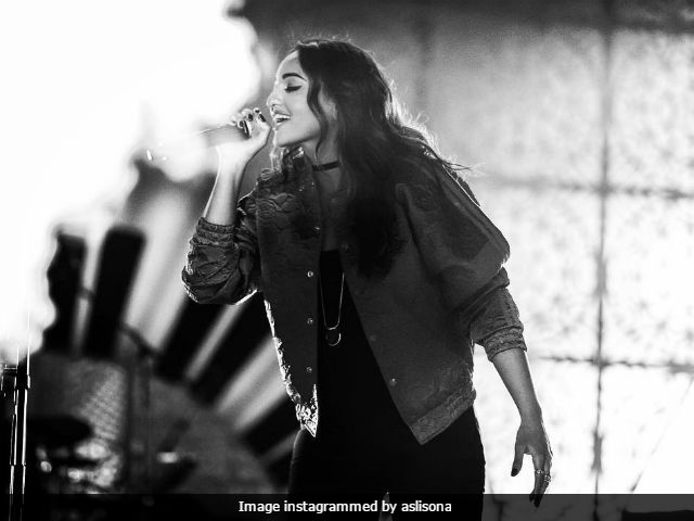 Sonakshi Sinha Argues With Singer Armaan Malik Over Her Bieber Gig, Mistakes Him For Brother