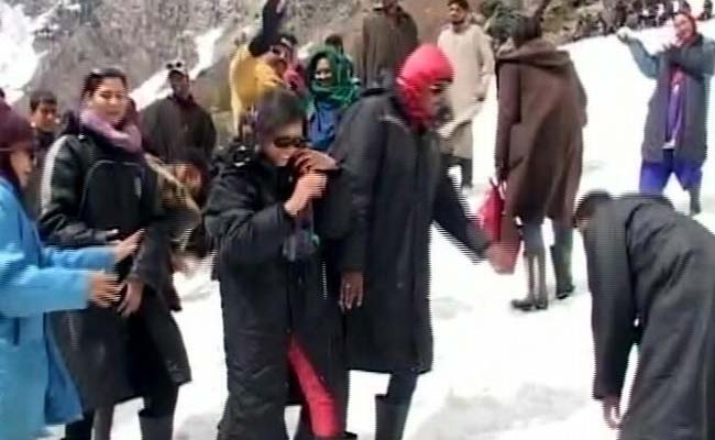As Heatwave Continues, Tourists Flee To Snow-Clad Mountains Of Kashmir