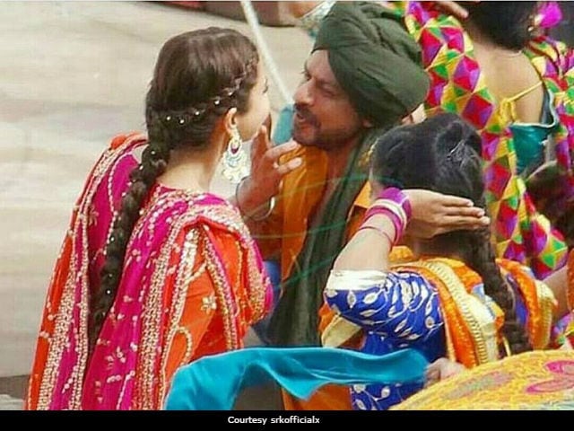 Shah Rukh Khan, Anushka Sharma In New Pics From Sets In Punjab