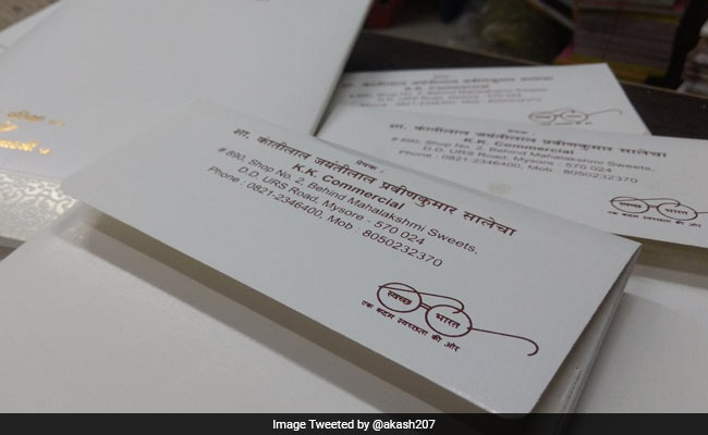 इस शख्स ने बहन की शादी के कार्ड पर छपवाया स्वच्छता अभियान का लोगो, पीएम नरेंद्र मोदी और एमएस धोनी करते हैं इसे Twitter पर फॉलो