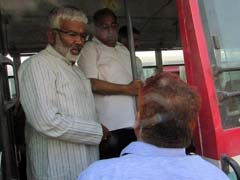 जब योगी सरकार के परिवहन मंत्री ने बस में चढ़कर पूछा यात्रियों का हाल-चाल