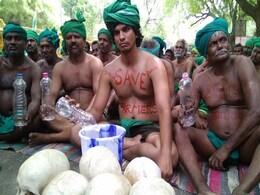 प्रदर्शन : मांगे पूरी न होने पर जब किसानों ने पीया अपना यूरिन... प्रदर्शन : मांगे पूरी न होने पर जब किसानों ने पीया अपना यूरिन...