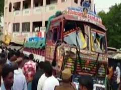 आंध्र प्रदेश : बारात से लौट रही बोलेरो सड़क पर खड़े ट्रक में घुसी, 6 लोगों की मौत