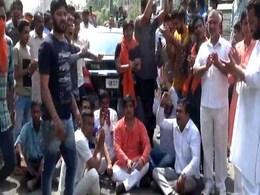 यूपी के सहारनपुर में अंबेडकर जयंती के जुलूस के दौरान दो गुटों में झड़प, बीजेपी सांसद समेत दोनों पक्षों पर केस दर्ज यूपी के सहारनपुर में अंबेडकर जयंती के जुलूस के दौरान दो गुटों में झड़प, बीजेपी सांसद समेत दोनों पक्षों पर केस दर्ज