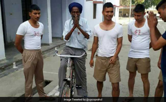 How UP Police Recruits Helped A Hawker Whose Bicycle Was Stolen