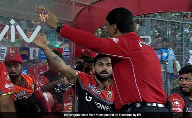 IPL : विराट कोहली ने गुस्से से खुद के पैड पर मारा बैट, फिर डगआउट में पहुंचकर इन्हें पिलाई डांट, Video...