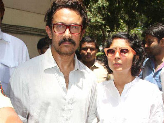 Reema Lagoo's Co-Star Aamir Khan Visits Her Family