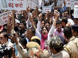 AAP Workers Show Up Outside Election Commission Office, Ramp Up Anti-EVMs Protest AAP Workers Show Up Outside Election Commission Office, Ramp Up Anti-EVMs Protest