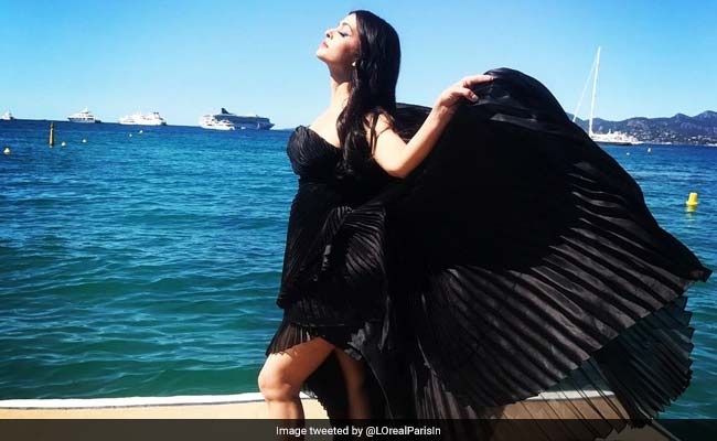 कान फेस्टिवल के चौथे दिन अपने नए लुक से सबको दीवाना बना रही हैं ऐश्वर्या कान फेस्टिवल के चौथे दिन अपने नए लुक से सबको दीवाना बना रही हैं ऐश्वर्या