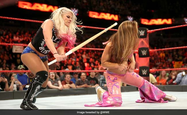 WWE: जब डंडा लेकर टूट पड़ीं महिला पहलवान एलिक्सा ब्लिस, तड़प उठी विरोधी पहलवान, निकल गईं चीखें... Video