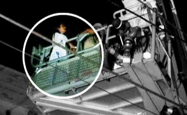 चांदनी चौक में 80 दुकानें जलकर खाक, नारेबाजी के बीच क्रेन पर घंटों चढ़ी रहीं अलका लांबा, पढ़ें क्या है मामला