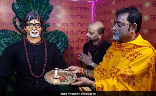 अमिताभ बच्‍चन के फैन्‍स ने उन्‍हें बनाया 'भगवान', कद से भी ऊंची बनाई उनकी मूर्ति