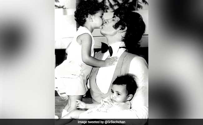 सामने आई बच्चों के साथ अमिताभ की 40 साल पुरानी फोटो, बेटी को किस करते दिखे