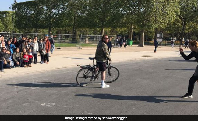 'Rude' Arnold Schwarzenegger Photobombs Tourists In Front Of Eiffel Tower