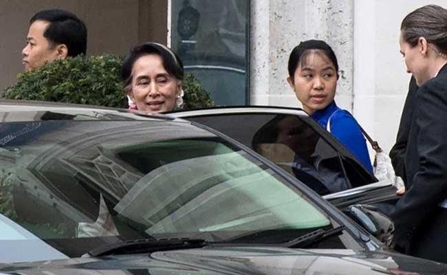 Suu Kyi Receives Award On Visit To UK Despite Protest