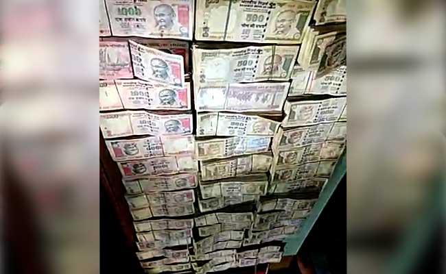 अहमदाबाद : बंद हो चुके हजार और 500 के नोटों के 50 लाख रुपये जब्त, दो गिरफ्तार
