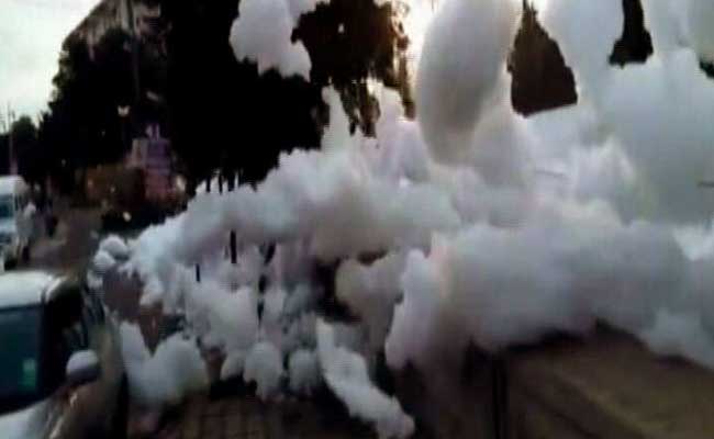 बेंगलुरु की सड़क पर झाग ही झाग, VIDEO देखेंगे तो आप भी रह जाएंगे हैरान