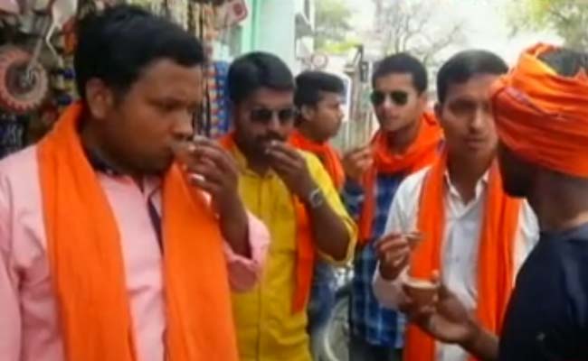 योगी आदित्यनाथ इफेक्ट : उत्तर प्रदेश में छाया भगवा गमछे का फैशन