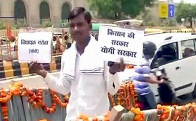 उत्तर प्रदेश : बैलगाड़ी से विधानसभा पहुंचे खुद को किसान कहने वाले बीजेपी विधायक